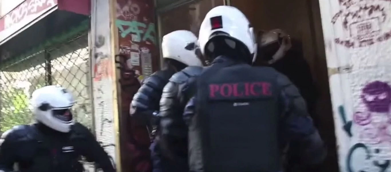 Η Αστυνομία ετοιμάζεται να «εισβάλει» και στα σπίτια - Διασκέδαση καθισμένοι και λίγοι, λίγοι! (βίντεο)